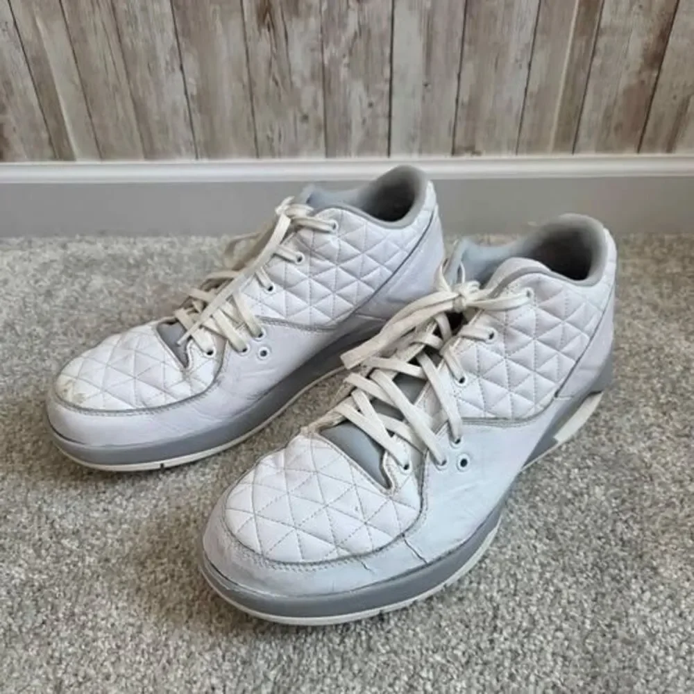 Men's basketball sneakers